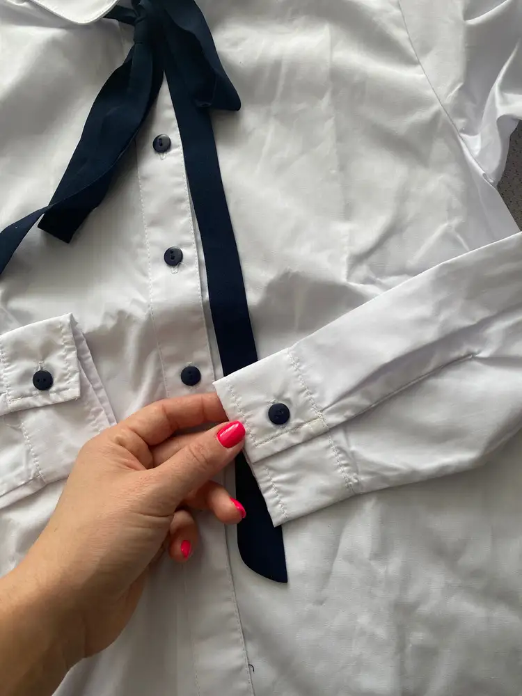 Купила дочкам в школу 2 штуки, идеальная рубашка под нашу синюю форму 😍 Все швы ровные, материал просто супер!!! Спасибо!!!