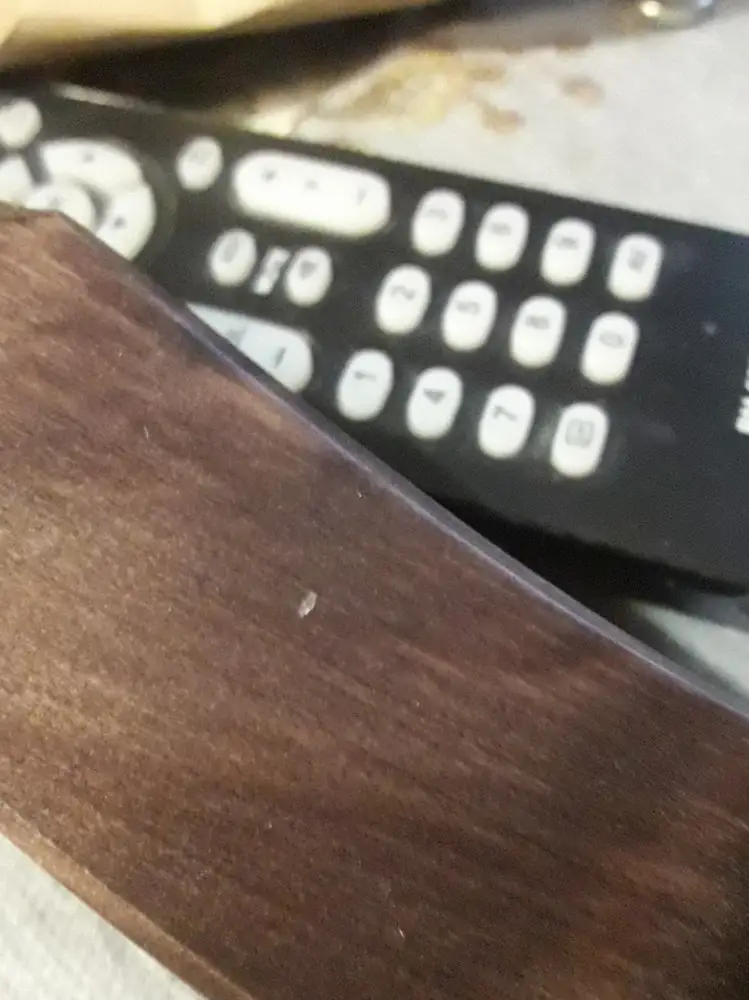 Кресло изумительное, очень удобное и мягкое. Но, как всегда есть но. Одна ножка с небольшими то ли дырочками, то ли со сколами, мелочь, но осадок остался. Упакованы были хорошо, значит такое пропустило ОТК на заводе. И инструкция совершенно идиотская, указаны номера винтов, но как я их угадаю, в инструкции должны быть рисунки этих винтиков, с их номерами, я не столяр, я обычный покупатель женщина. Я не знаю номера болтов. Все это немного подпортило радость от покупки. Хотела купить два кресла, но к сожалению оставалось одно, надеюсь что следущее кресло будет без огрехов.