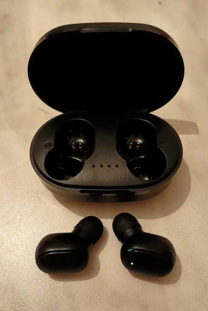 Хороший насыщенный звук. Не хрипит. Удобный кейс. В комплекте кабель и амбушюры.