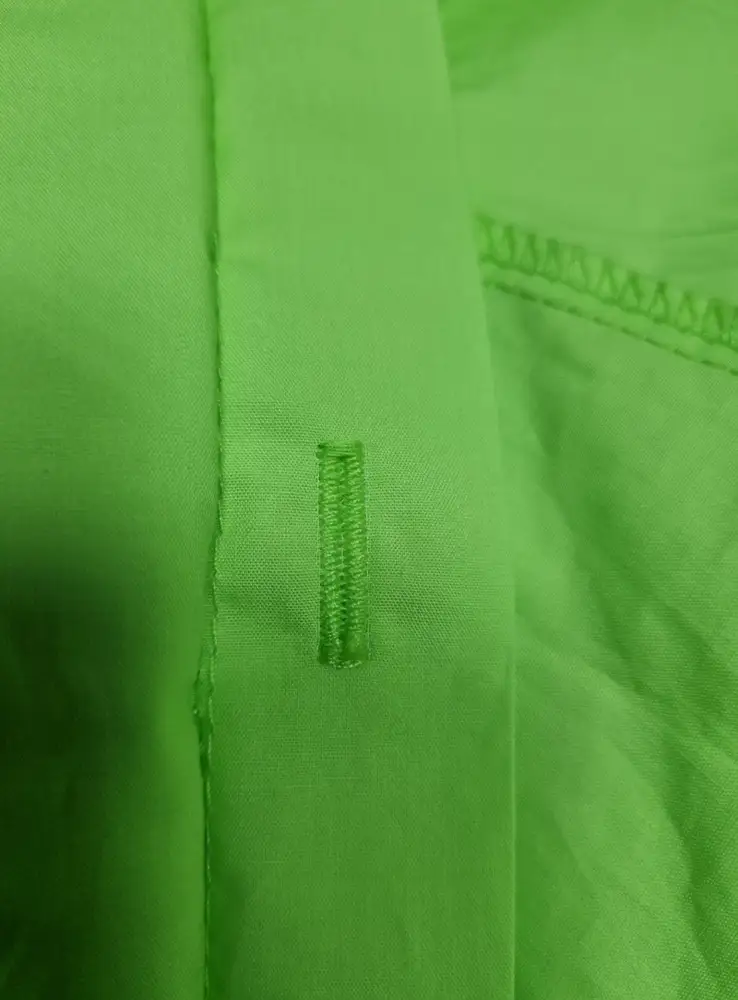 В рубашке на месте застежки пуговицы отсутствует прорезь на уровне 3-ей пуговицы сверху, т.е. застегнуть рубашку невозможно