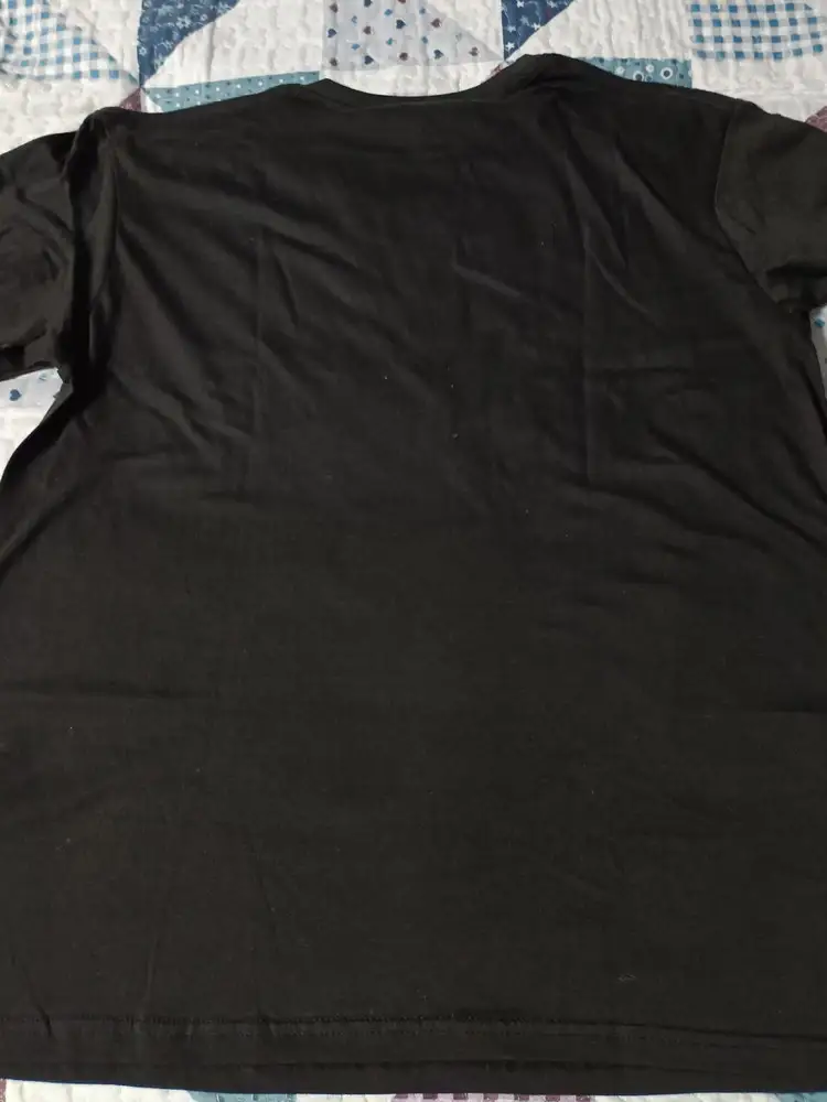 Материал на футболке очень при очень тонкий просвечивает. Перёд футболки длиннее чем сзади. Швы не ровные. Качество товара на 2. Маломерка на 2 размера нужно заказывать больше.