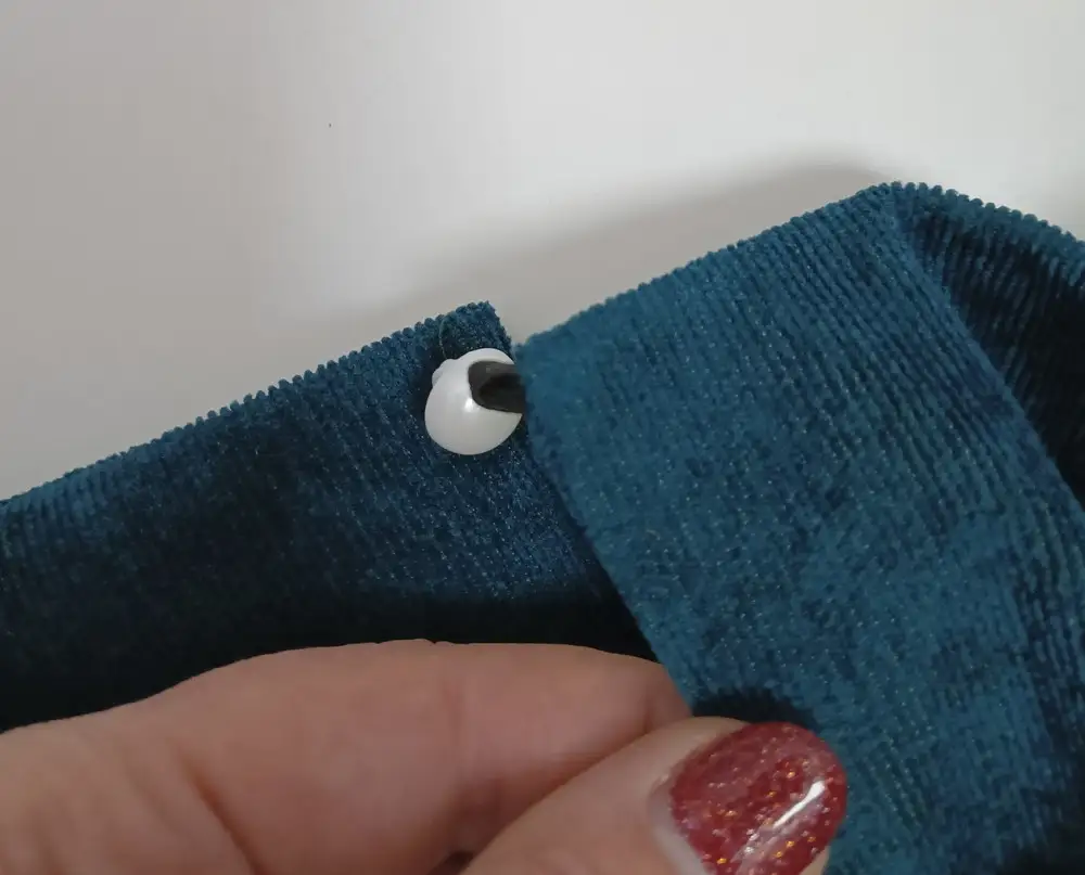 Платье аккуратное, небольшой дефект с петлёй для пуговицы. И фасончик не мой((