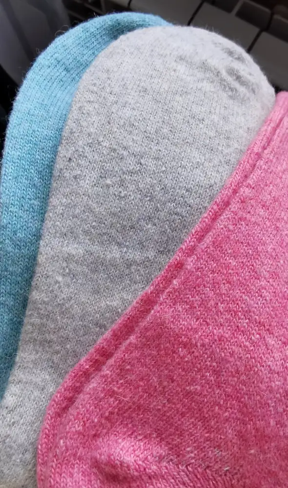 Отличные носки. Шерсть чувствуется, цвет соответствует картинке, тонкие.