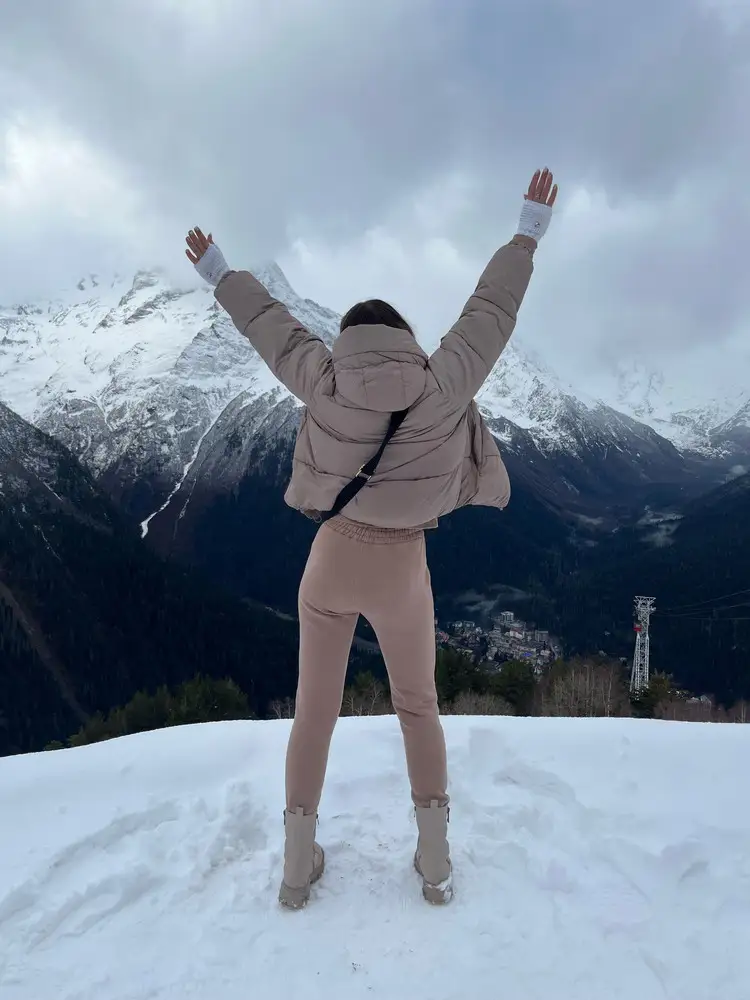 Хорошая куртка, пришла целая. 1 - очень маркая