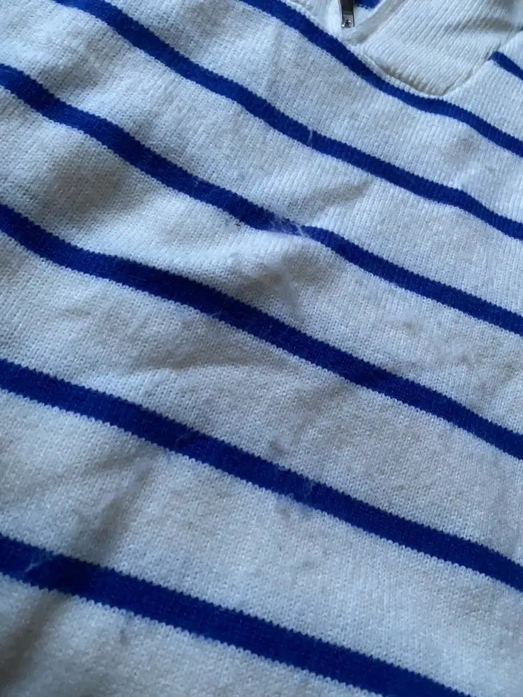 Качество просто отвратительное,одела 1 раз,вся кофта скаталась ,деньги на ветре ,очень расстроилась ,так очень мягкая ,но это что за пряжа такая,что ей сразу за одну носку конец пришел