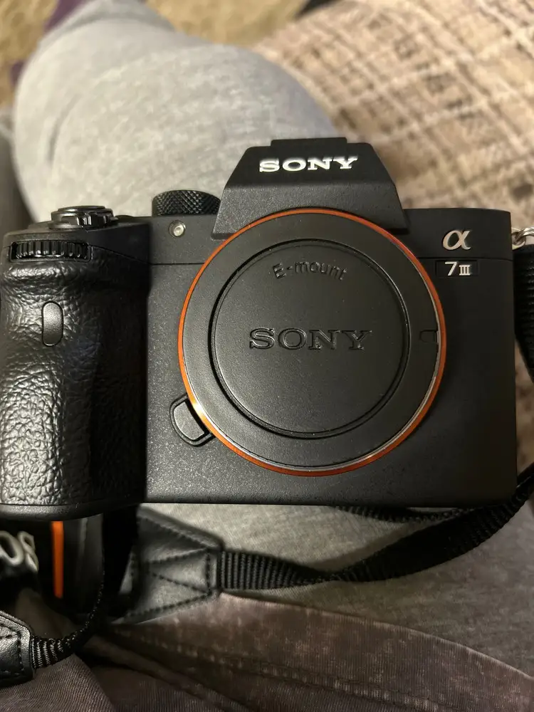 Отлично подошло на камеру sony a7 3. Сделано качественно