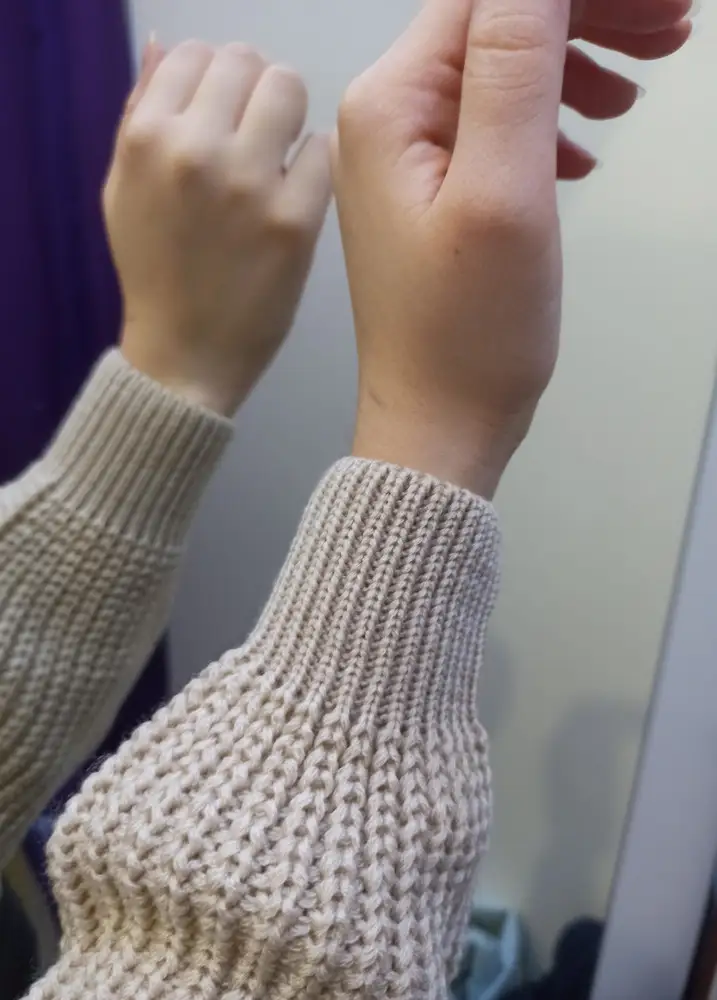 Кофты супер! Огромная благодарность за то, что сделали 2 размера - вы едва ли не единственные, кто с этим заморочился, взяла маленький, села как надо, не повисла мешком. Манжеты не болтаются и в поясе тоже. Тепленькая, в ПВЗ было прохладно (за окном -26), пока вертелась перед зеркалом согрелась))) Заказывала в 2х цветах - беж и белую, выкупила беж, на белой оказался брак, кто то вытянул нитку на видном месте(( но, я тут же перезаказала, прямо в пункте, дождусь новую. Очень довольна, возможно закажу ещё в других цветах. Единственное, очень долго они путешествовали, но все же дошли)) Брала за 584₽ каждую. П.с. производство Россия, приятно порадовало) успехов производителю.