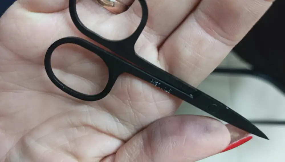 Набор хороший, но качество страдает.Взяла просто посмотреть ножницы и испачкала руки.. Так ещё ножницы  гнутые..........