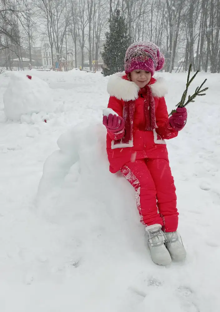 Хорошие, а за такие деньги вообще отличные, брали в деревню на каникулы, в бездорожье, ноги у детей были сухими и тёплыми, выглядят очень неплохо, за 10 дней непрерывной носки ничего не отвалилось, не поцарапалась, как запасные и на сильно сырую зимнюю погоду подойдут....