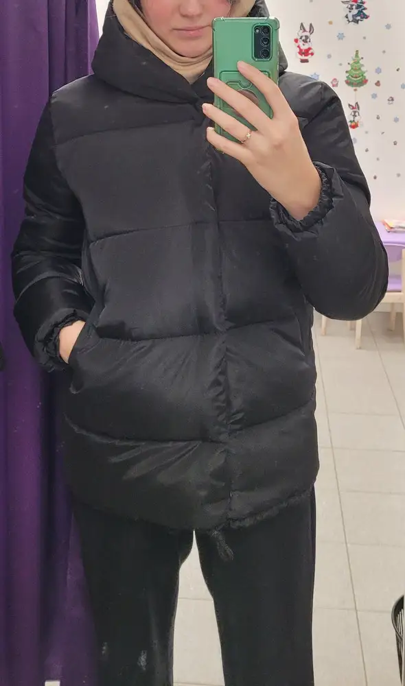 Достойная курточка, очень её полюбила.
Завязка внизу не бессмысленная, как писали ранее, при затягивании становится еще теплее в куртке, не поддувает ветер
Стирку на 40 градусах перенесла отлично, вроде ничего не скомкалось
Но верхняя заклепка действительно держит слабо, тк если есть какой-то объем на шее (шарф, кофточка, капюшон), то она может быстро расстегнуться. 
Мои ощущения по куртке 9/10