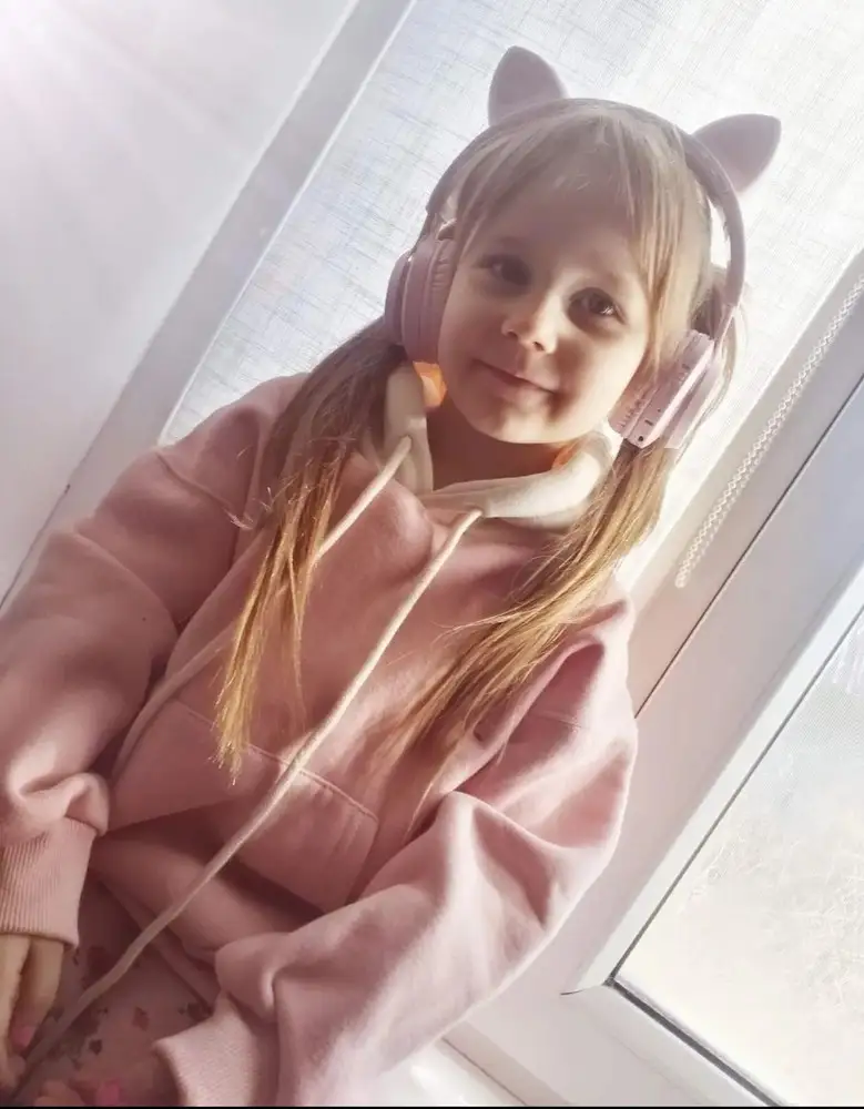 Кофточка супер, очень классная. Целая и невредимая. 110-116 на рост 105.