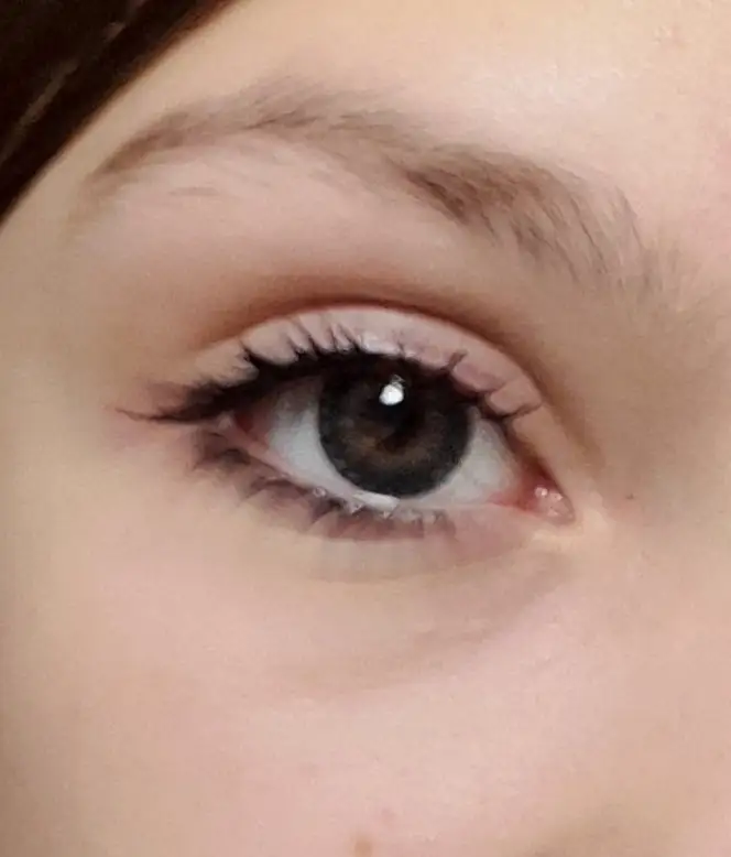 Не перекрыл карие глаза, оделись легко