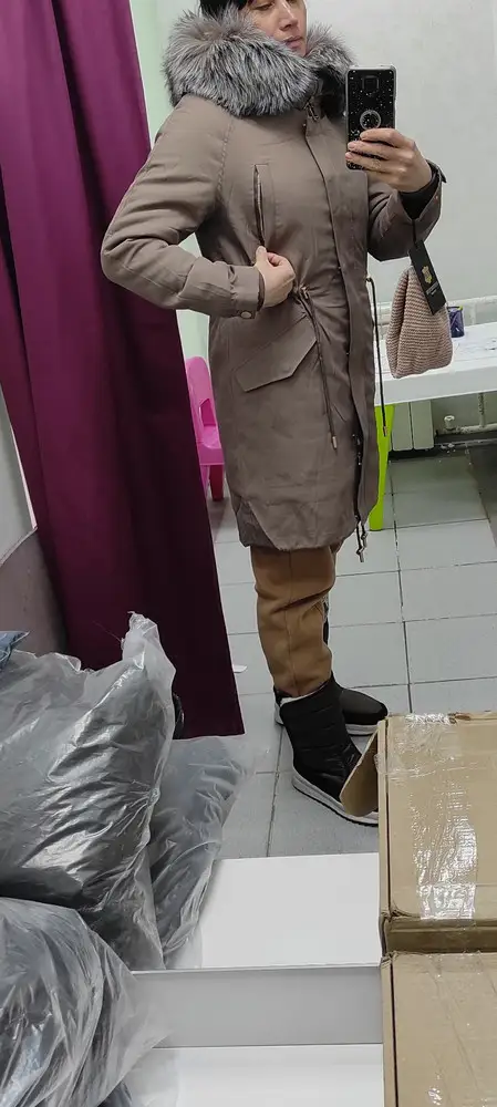 Тонкая до -10 или в машине прекрасно в мороз любой)), мех хороший, но мне показалось концы стриженые (может для выравнивания конечно). В размер. Мех в подкладке до поясницы только доходит, цвет парки не мой, и всего три кнопки крепления полочек с мехом- задувать все будет. из плюсов отмечу нагрудные карманы, их нет у других производителей. В подарок привязана повязка вязаная на голову.В размер идет. Материал плотный -не плащевка. Цена высокая.