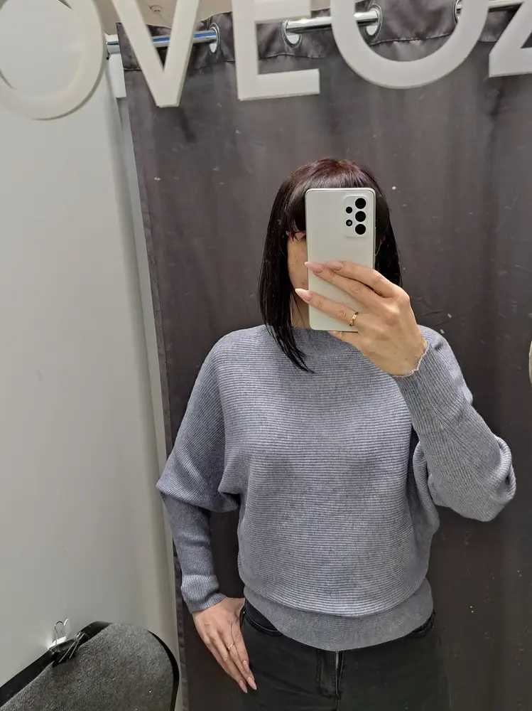 В целом хорошая кофта, но в талии туго, отказалась в пользу другой модели
Размер 44, не больше