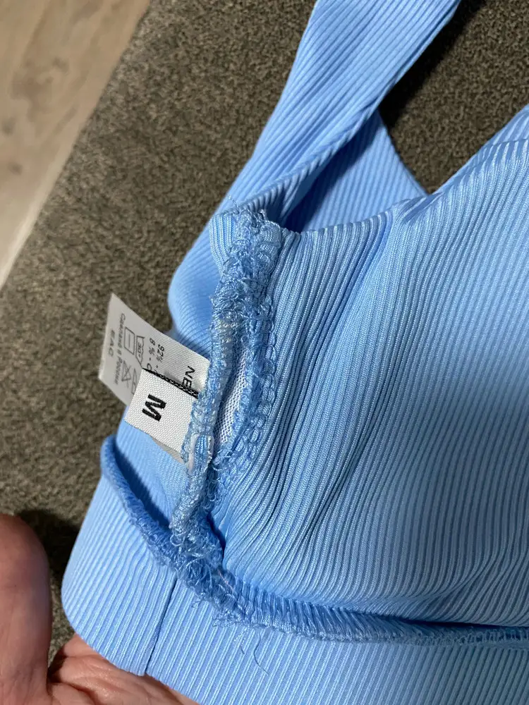 В общем, хороший костюм. Приятный телу. Чуть большеват🤷🏻‍♀️ Думала S будет мала. Ну в следующий раз возьму С.ку☺️ На топе небольшое расхождение шва. Ну не критично, для меня. Чистенький. Хорошо упакован. Благодарю. Доставка быстрая👍🏻