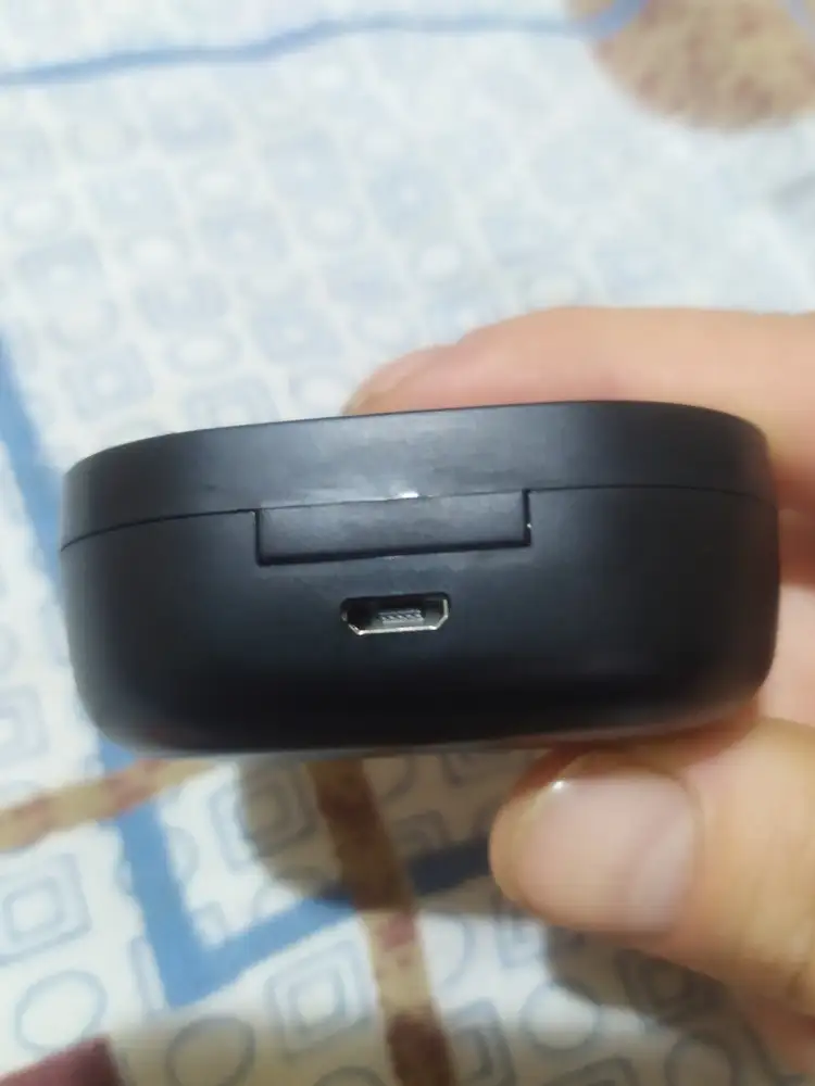 Все вроде ниче, но это не настоящие аир дотсы, у меня были оригиналы и эти с ними не сравняться, качество звука посредственное, крышка кейса болтается, зарядка наушников происходит только после некоторых манипуляций, все.