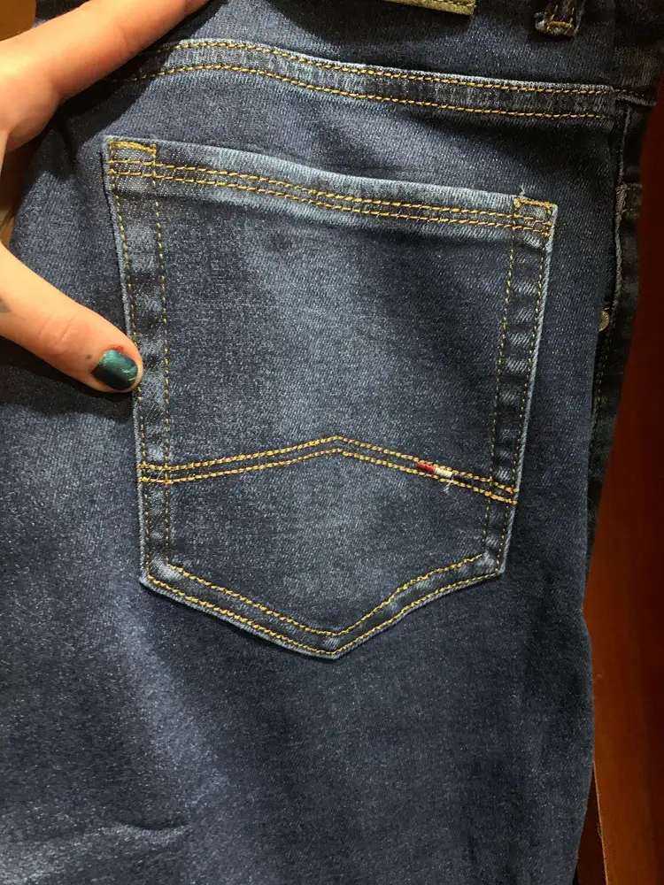 В целом джинсы не плохие  .но не понравилось что есть отстрочка на задних карманах ,на картинке нет и без них выглядит намного солиднее