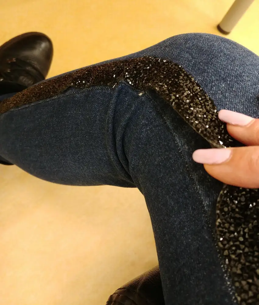 Сами джинсы качественные,красивые,но вот эта полоска,отклеивающаяся через месяц носки,это как по вашему?