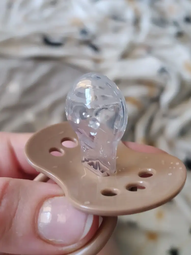 Отличный пустышки👍
Сын сразу взял их, понравились. Интересная форма, есть что жевать)
До этого были другие.