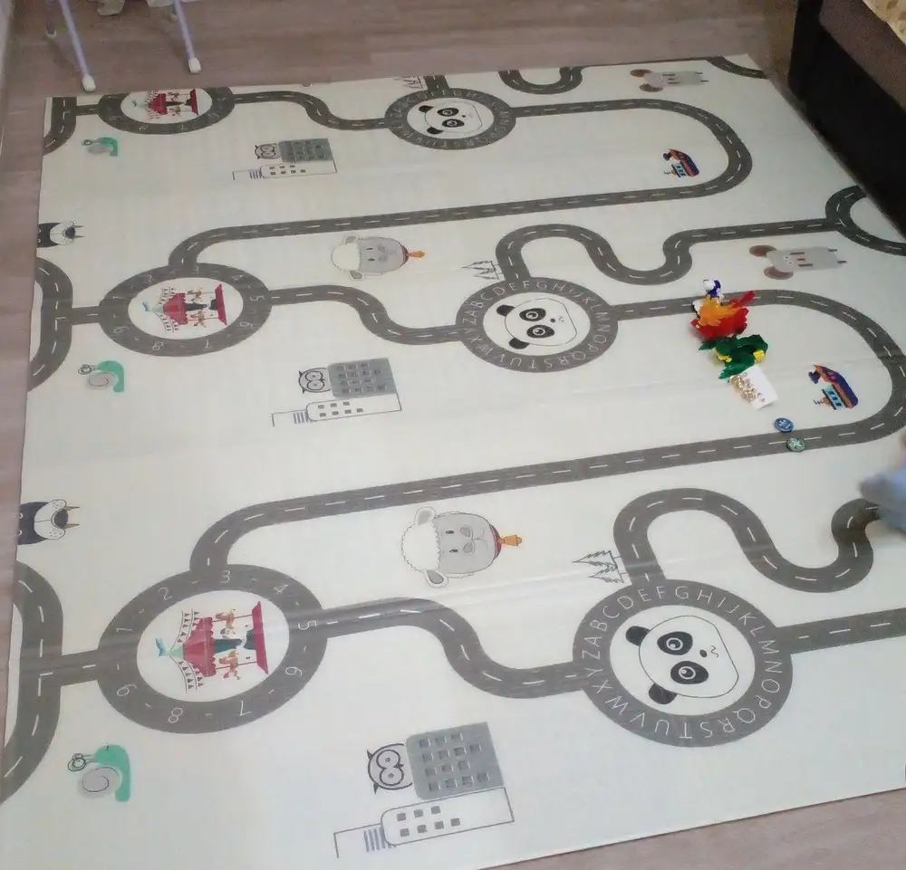 Хороший коврик, мягкий,очень удобный,без запаха, рекомендую!