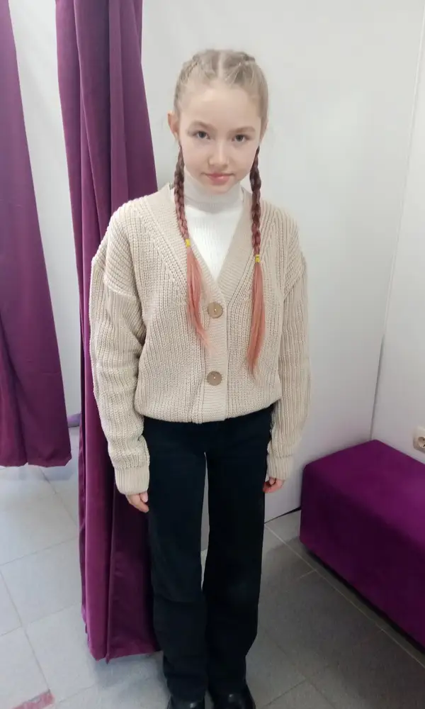 Купила дочери. Очень довольна покупкой. Смотрится хорошо и размер супер, как сейчас и носят подростки. Качество хорошее, ткань приятная на ощупь.