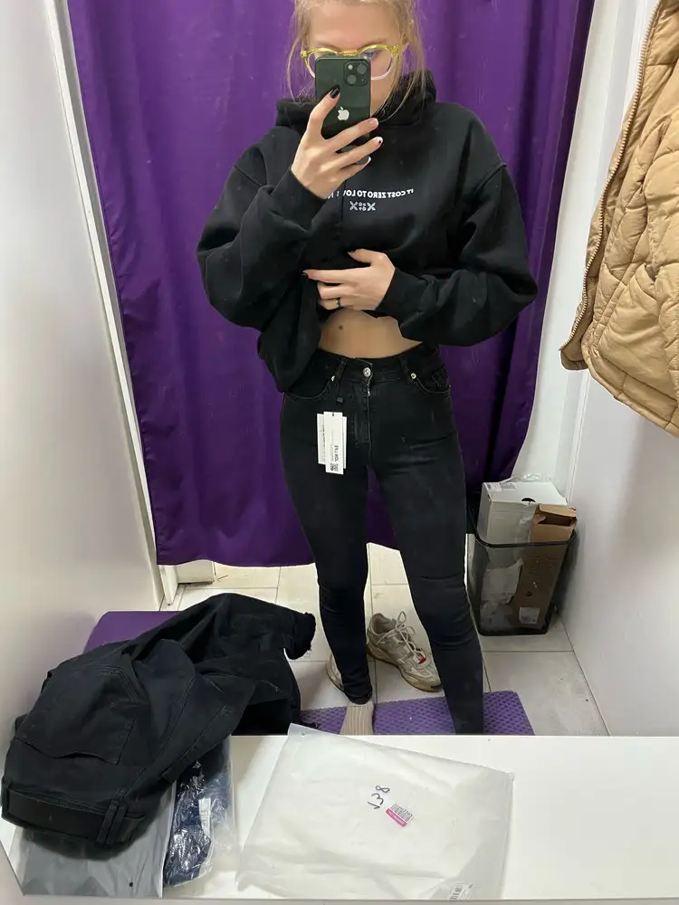 Заказывала 25 размер. Переживала что на широкие бедра не подойдут но все ок. Очень тесные, но думаю после стирки и носки еще растянуться. Цвет серо-черный, главное что б при стирке еще не выкрасились