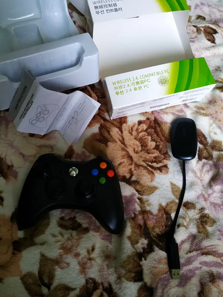 Пришло очень быстро, к Xbox 360 не подключается, подключается только с usb блютузам Ито работает одну минуту и отключается, проблема не в батареи , кнопки заподают , советую не брать товар это подделка , а у продавца требую вернуть деньги.