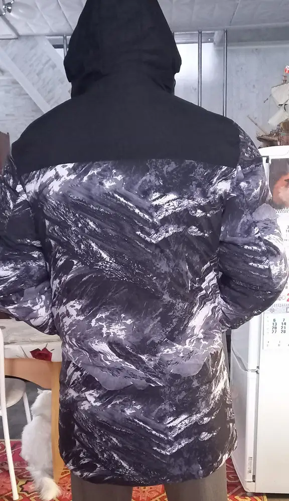 Пуховичок хороший. Достаточно толстый, думаю -25 должен выдержать. На рост 185 см попу прикрыл, как на фото модели. 56 размер сел свободно (место хватит кофту теплую одеть), на ОГ 110, ОТ 98 ОБ 96, вес 92 кг. Пошито хорошо. Рекомендую )))