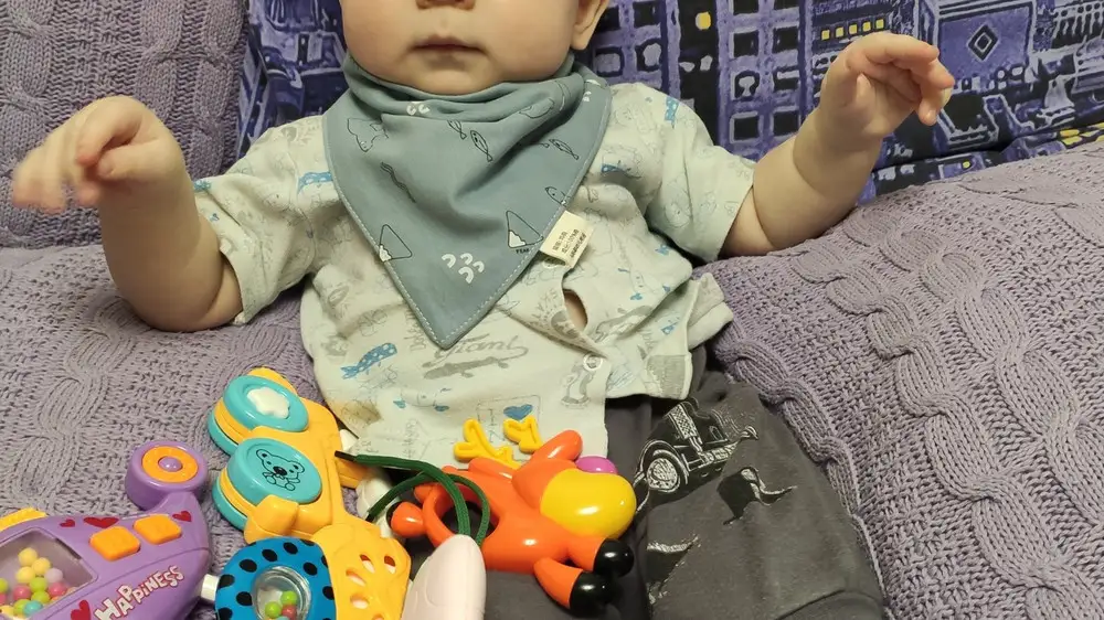 Стильные нагруднички🙂, очень понравились. Постирала в машинке при температуре 60 градусов (производитель рекомендует при 30 стирать), не деформировались, чуть растянулись, совсем не критично. Носим с удовольствием!