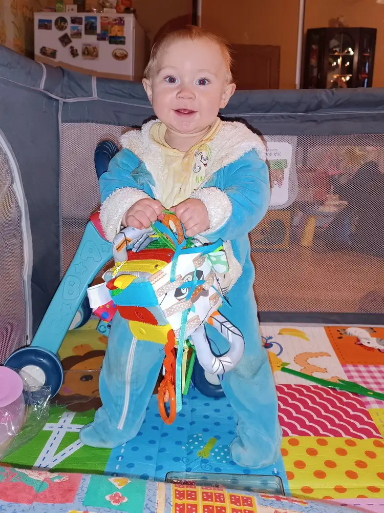 Добрый вечер, у нас дочь очень изберательная в игрушках и ей многие игрушки просто не интересны, боялась что и этот кубик будет без внимания. Но уже её заинтересовали ленточки и торчащие элементы которые можно погрызть, надеюсь это на долго её увлечёт. Качество отличное, всё крепко пришито сама проверяла своими силами. Яркие цвета, все детали которые могут поцарапать скрыты. Единственное могу посоветовать пересмотреть элементы внутри молнии может их стоит сделать вытаскивающимися на верёвочке, а то молния открывается а потрогать эту пуговку надо ещё умудриться. Спасибо нам всё понравилось 
)))