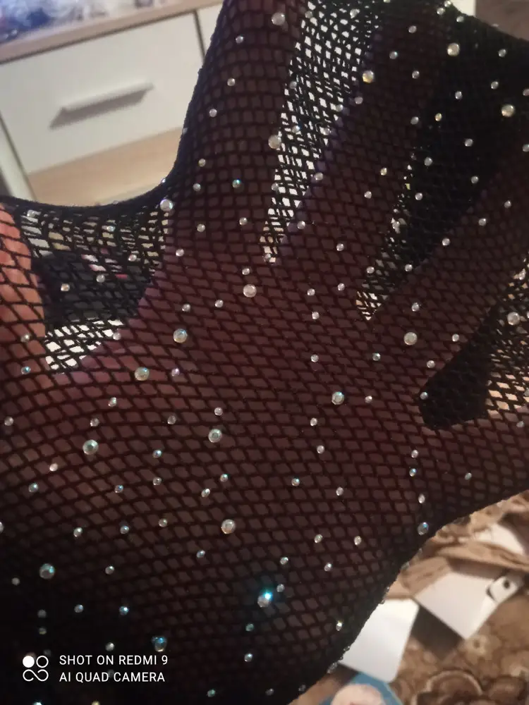 Колготки вроде бы норм, страз много, держаться хорошо, дырок нет как в некоторых комментариях.