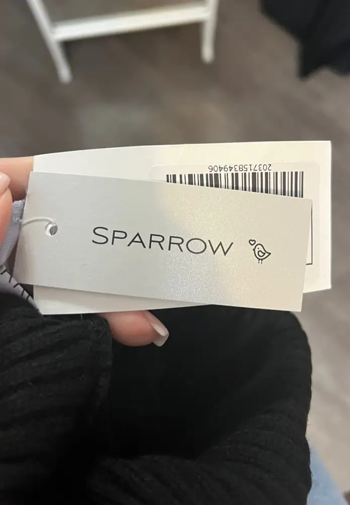 Какой кайфовый! Такой приятный, совсем не колючий! Даже снимать не хочу!!! Я 42 размера, мне прям идеально, лёгкий оверсайз, как я люблю. Мягкий, тёплый, девочки, берите! С цветом тоже долго думала, взяла оба! Спасибо продавцу за качество!