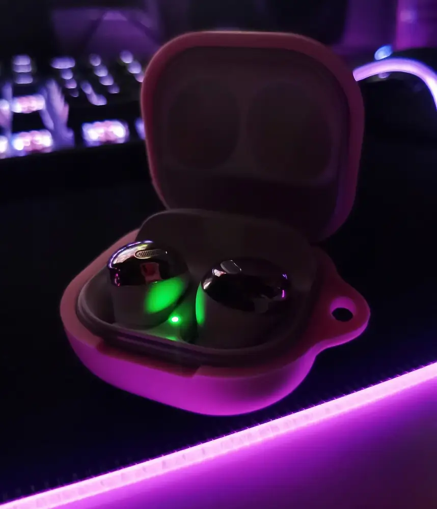 У меня Samsung Buds pro. Сели не плотно, легко слетает если где-то задеть с краю