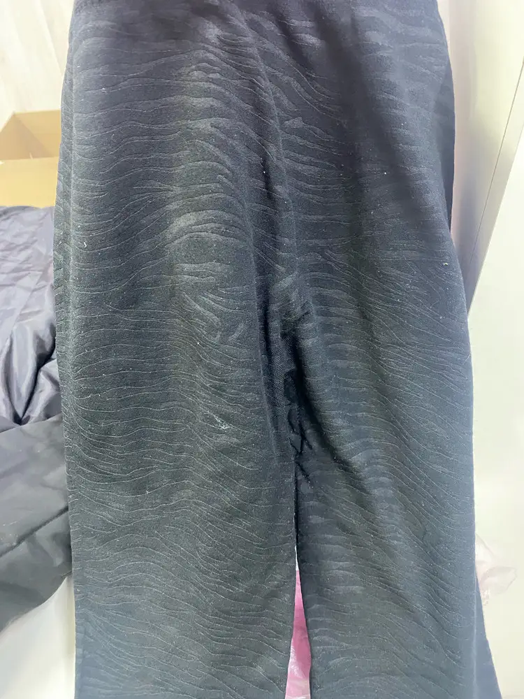 Открыла, и даже не стала мерить, леггинсы пришли грязные, все в катышках, ношенные и без бирки.