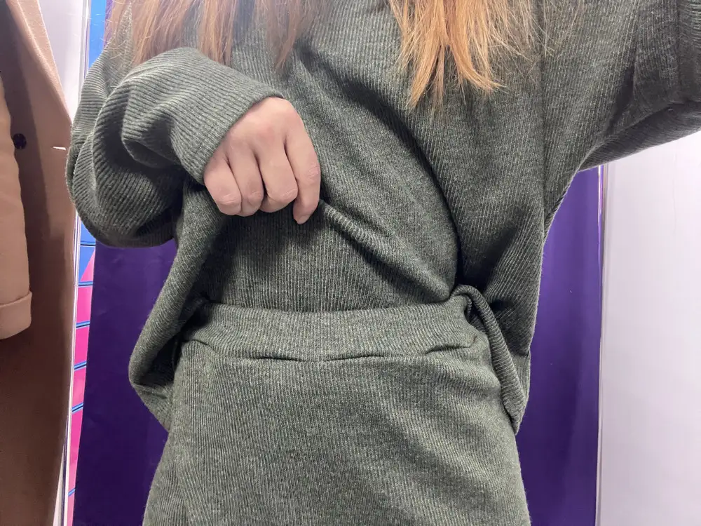 Красивый костюм, сидит хорошо, очень приятная ткань. Но резинка на юбке пошита криво. Очень жаль