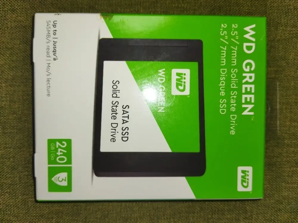 Пришел быстро. Установил в не новый ноутбук как системный  вместо старого HDD. Диск определился, винда стала ровно. Ноутбук стал запускаться очень шустро. В Aida диск определяется как WD. Свободного места после установки системы 200гб. Ноутбук для своих лет работает шустро. Меня всё устраивает.