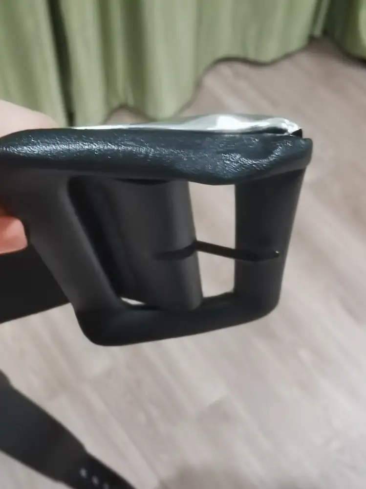 Сами брюки хорошие и сели хорошо и ткань очень понравилась на работе комфортно мне было в них весь день ничего не потело хоть и экокожа. Единственное ремень пришёл с браком, очень неприятный момент. Брюки были полностью упакованы, видно что никто не мерил до меня, ремень в отдельном пакете был, я когда мерила брюки в пункте выдачи не стала вскрывать и только дома увидела :(