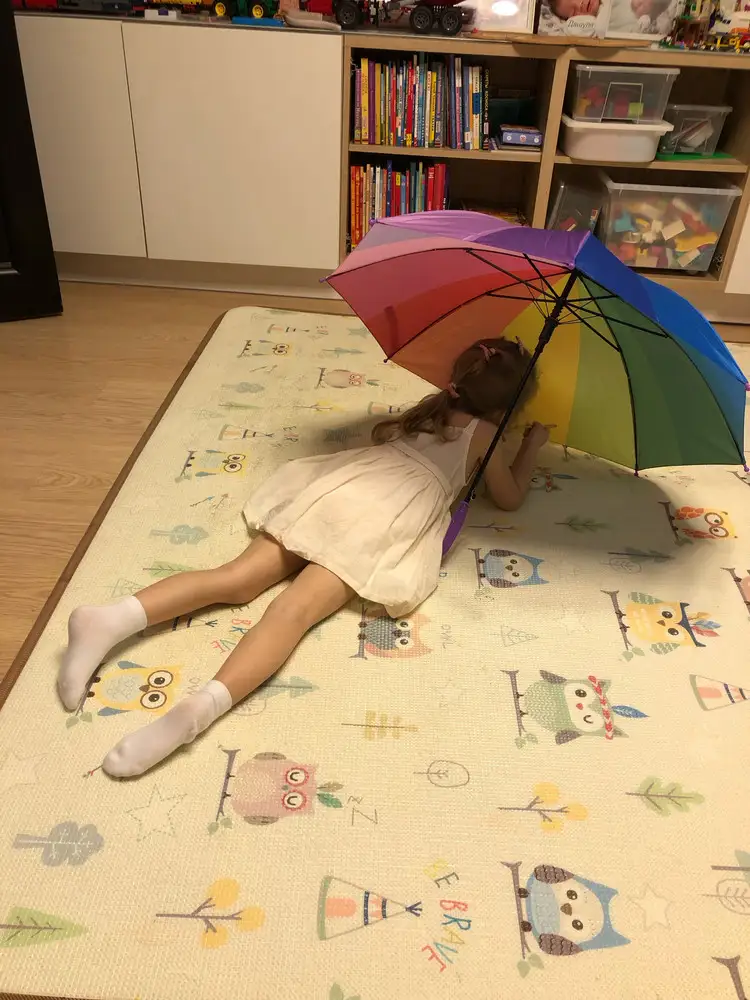 Внучка ,зонту очень Рада !🌂зонт на вид крепкий .