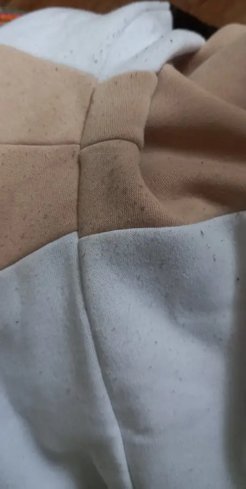 Не стоит своих денег. Материал скатывается не только в зоне подмышки, но и по всей кофте.