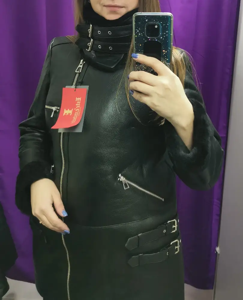 Дубленка замечательная, размер в размер, натуральная. Молния застегивается хорошо, рукава чуть длинные - можно подвергнуть. Отказ в пользу более классической модели.