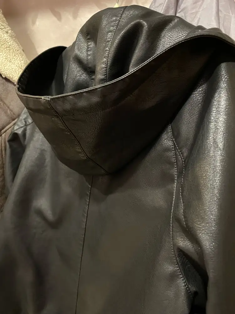 Куртка просто супер! Относила 1 сезон, решила написать отзыв- мягкая, швы ровные, капюшон большой и внутри тоже «Кожа», а не ткань.