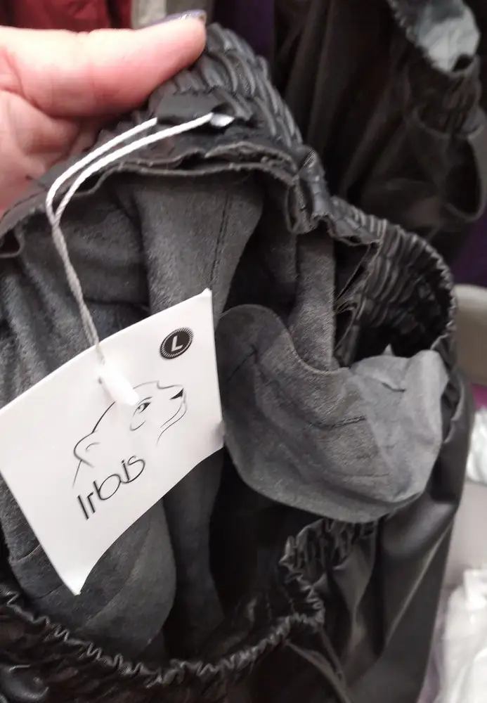 Штаны хорошие, на 48-50, L подошли, но к большому сожелению на осень, весну. Не утеплены от слова, совсем.  Ожидала теплее. По этому возврат.