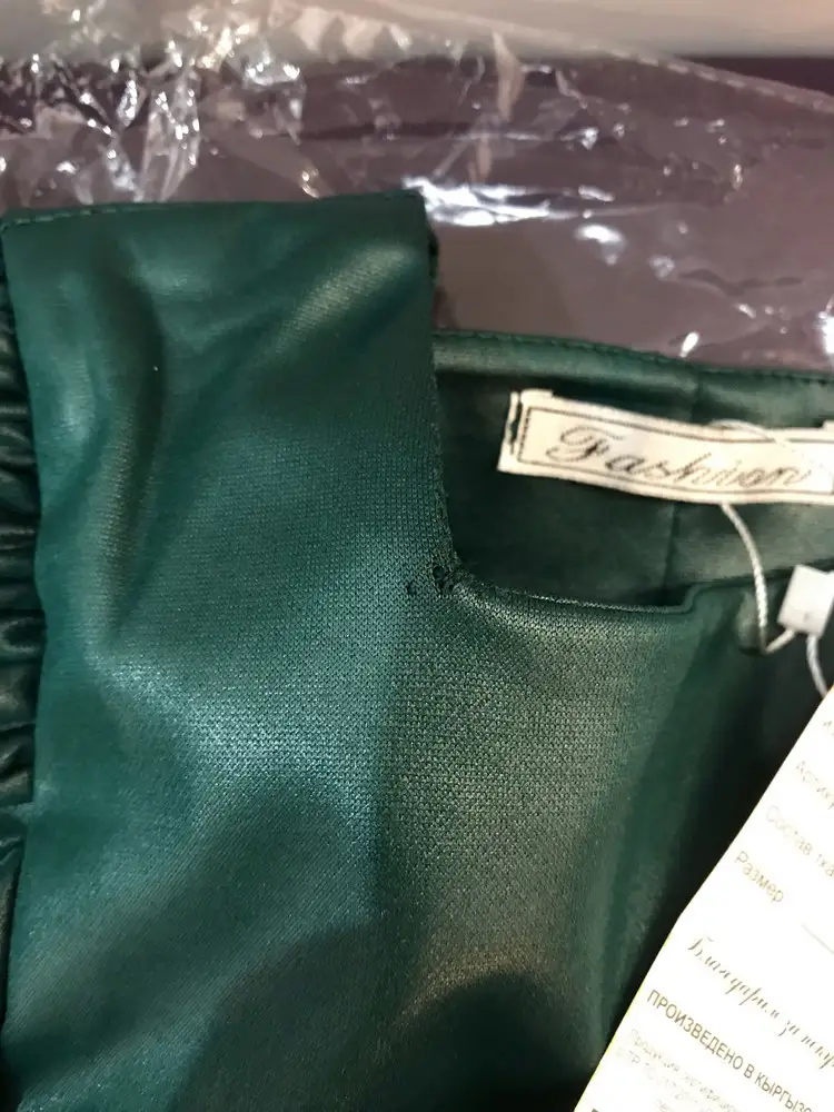 Платье не понравилось. Материал: неприятная на ощупь, плотная синтетика. Можно надеть только на непродолжительное время, на фотосессию. Кроме того, пришло с дыркой у ворота. Подол платья прошит неаккуратно.