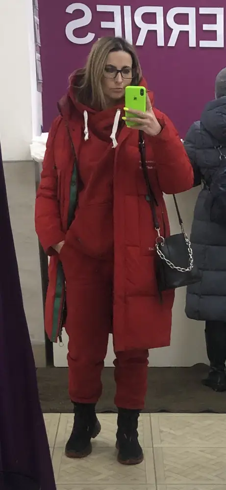 Костюм хороший, тёплый очень! Цвет заказывала красный, на фото в описании немного другой оттенок, более яркий, по факту с оттенком вишневого, размер по таблице с замерами подошёл свободно, то есть если хотите более обтянуто по фигуре, наверное имеет смысл брать поменьше размер. К телу очень приятный, мягкий)