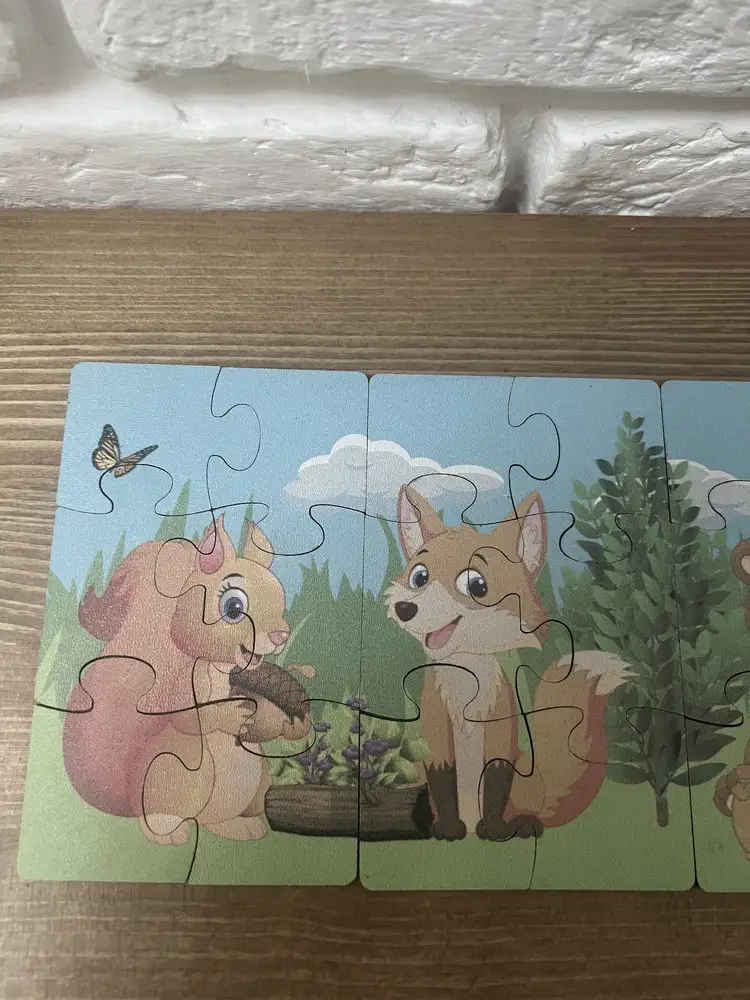 Пазлы не понравились ни мне, ни ребенку. Во-первых не яркие, очень бледные, во-вторых практически все в одной цветовой гамме, не разберешь сразу фигурка от белки или от лисы, в третьих все фигурки пазла вырезаны одинаково! Не интересно собирать т.к все в одном цвете и одинаковой формы. Смотрите фото, цвет передался на 100%