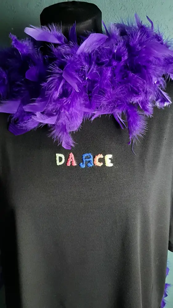 Четкая футболка,я ее кастомизировала,теперь она стала индивидуальной,дочь ходит на танцы,и чтоб свое она не перепутала с чужой футболкой,я сделала ее индивидуальной