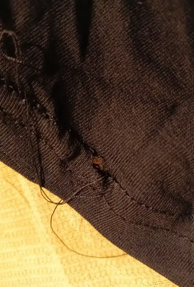 Очень низкое качество.
Много брака.
Не ровные швы.
Дырка
Кривая строчка.
Фото прилагается.