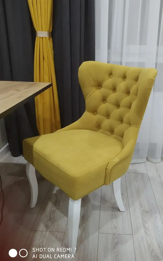 Королевское кресло. Но не очень мягкое, больше похоже на стул. Цвет горчичный, не жёлтый.