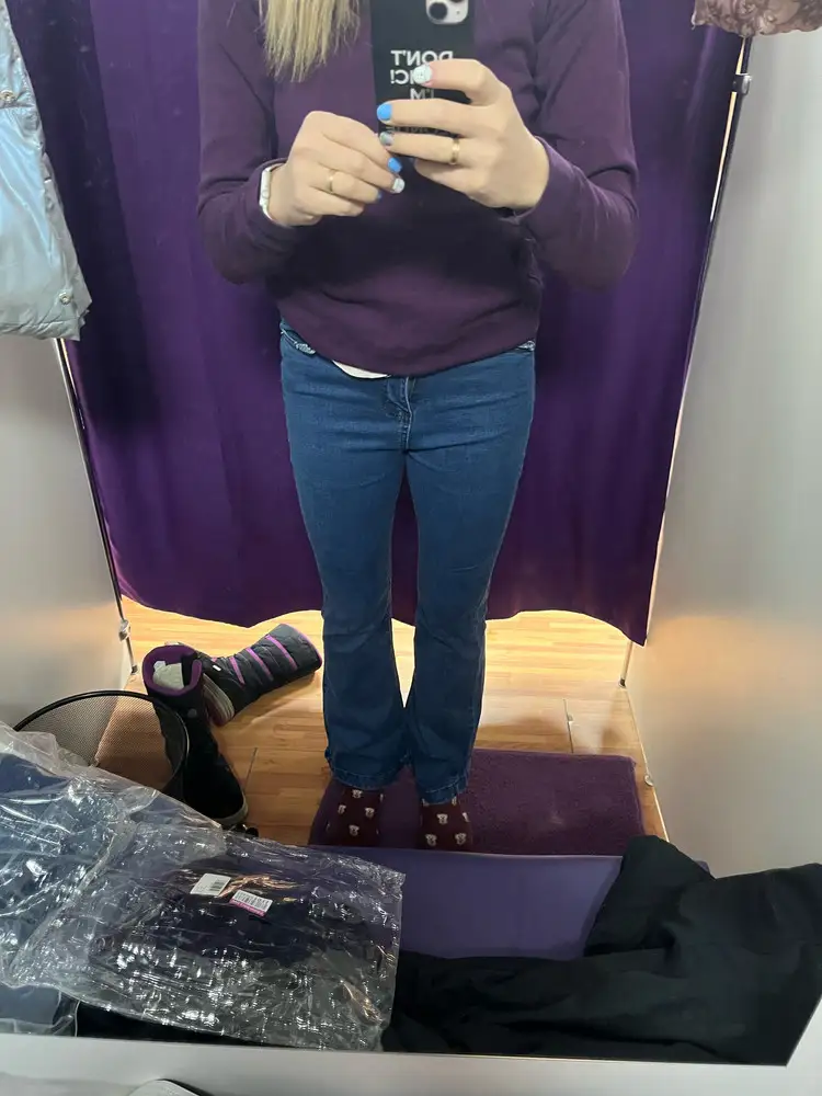 Одни джинсы косая штанинина, другие вроде ничего, но сидят ужасно, совсем не соответствует фото. На не высоких. Рост 174 смотрятся коротко и ужасно, да и выглядят дёшево.