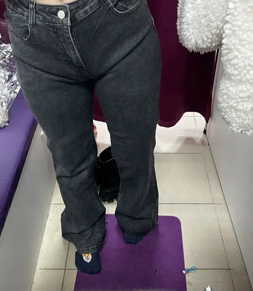 Первый раз столкнулась с такой ситуацией, когда комментарии довольно хорошие, единицы плохих, да и в принципе мне всегда подходила одежда из интернет магазинов, а тут… Отвратительная посадка. Джинсы впиваются в одно место. Так как на фото, джинсы не должны выглядеть. На рост 160 длинноваты, но не сильно. Расстроена. Отказ